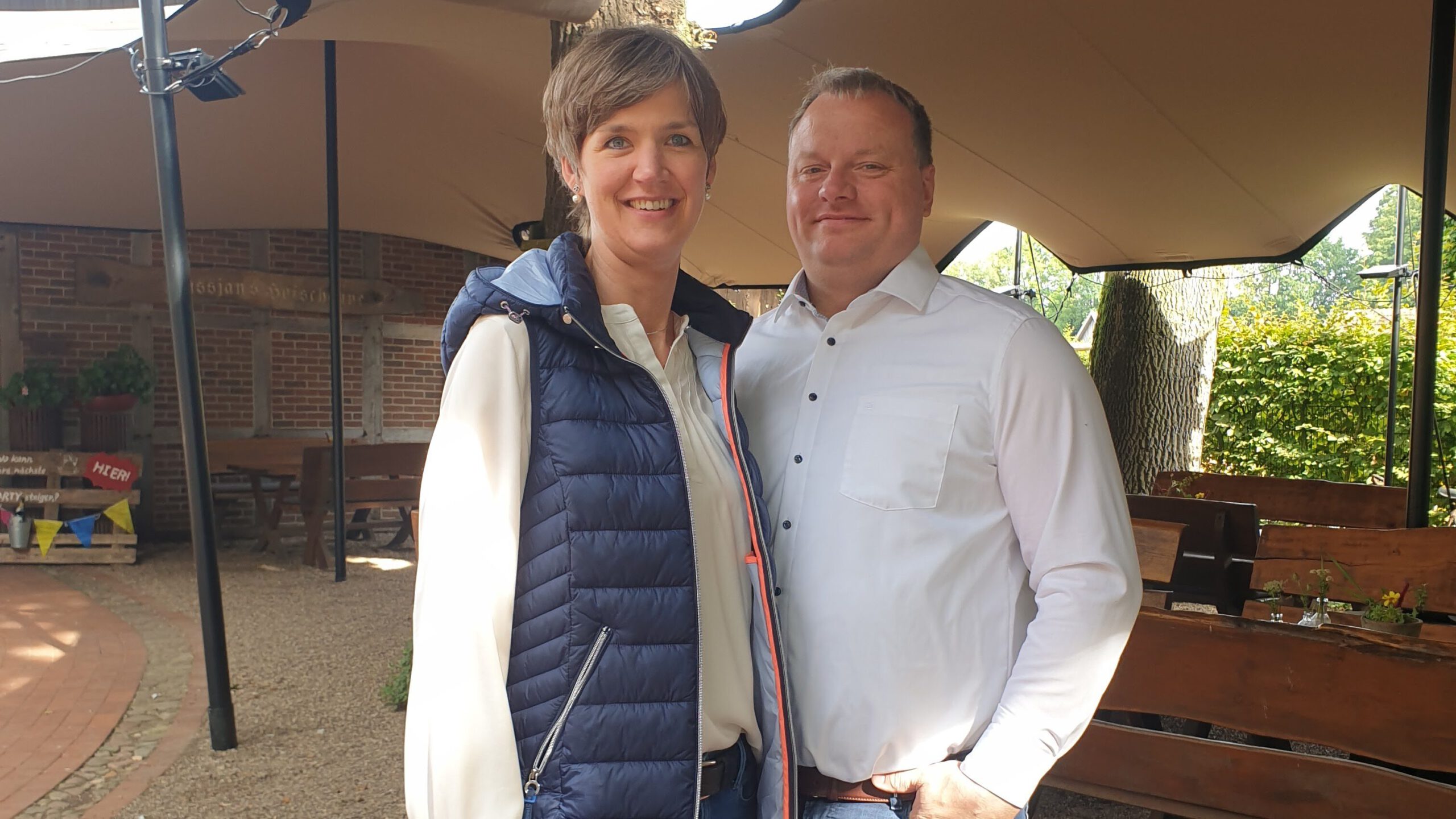 Gastgeberpaar Martina & Dieter Burhorst vor dem Zeltdach auf Bussjans Hof.