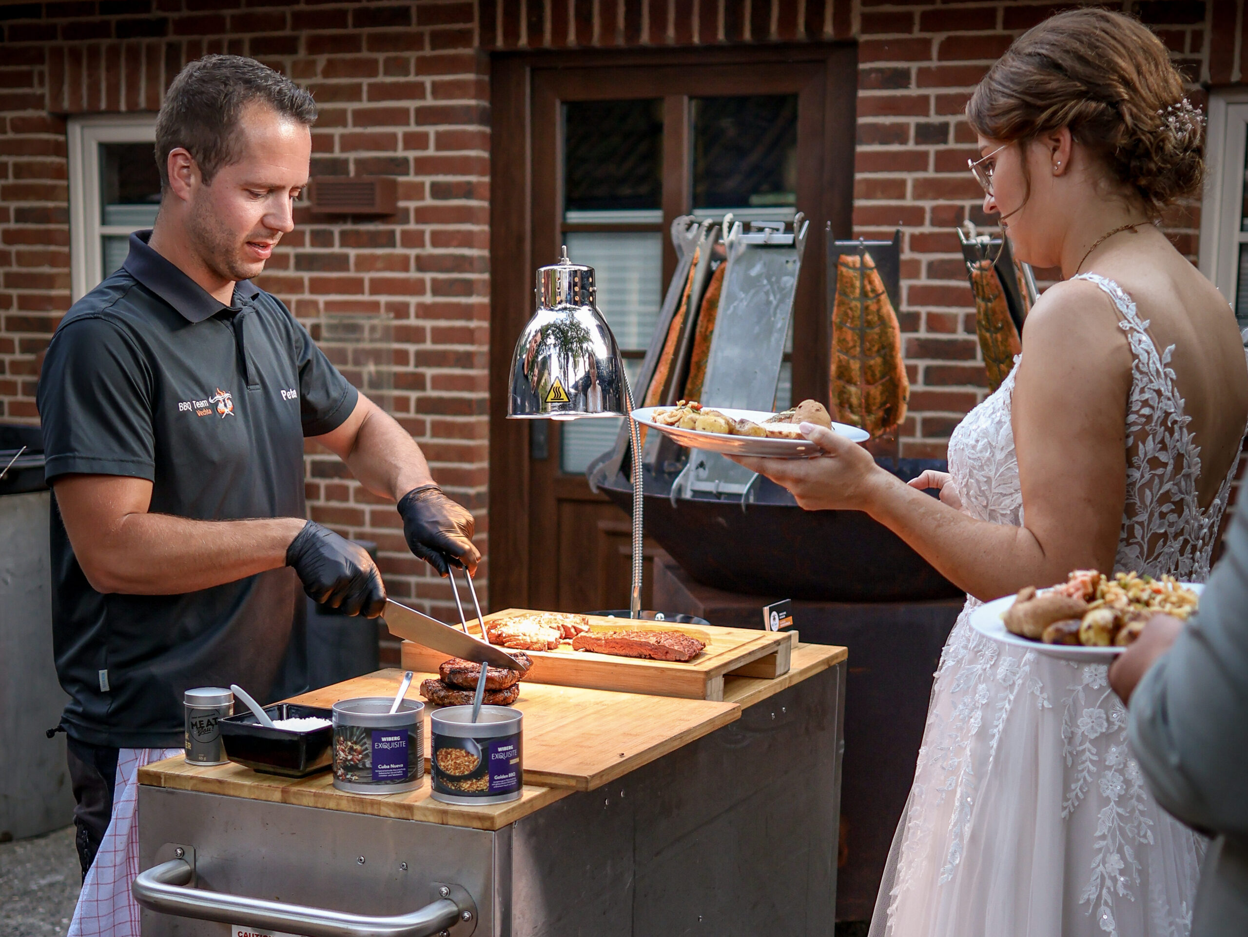 Grillbuffet bei der Hochzeit auf Bussjans Hof - Braut wird direkt am Buffet bedient