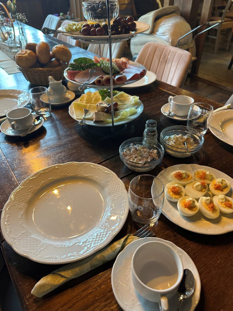 Reich gedeckter Frühstückstisch im Hofcafe.