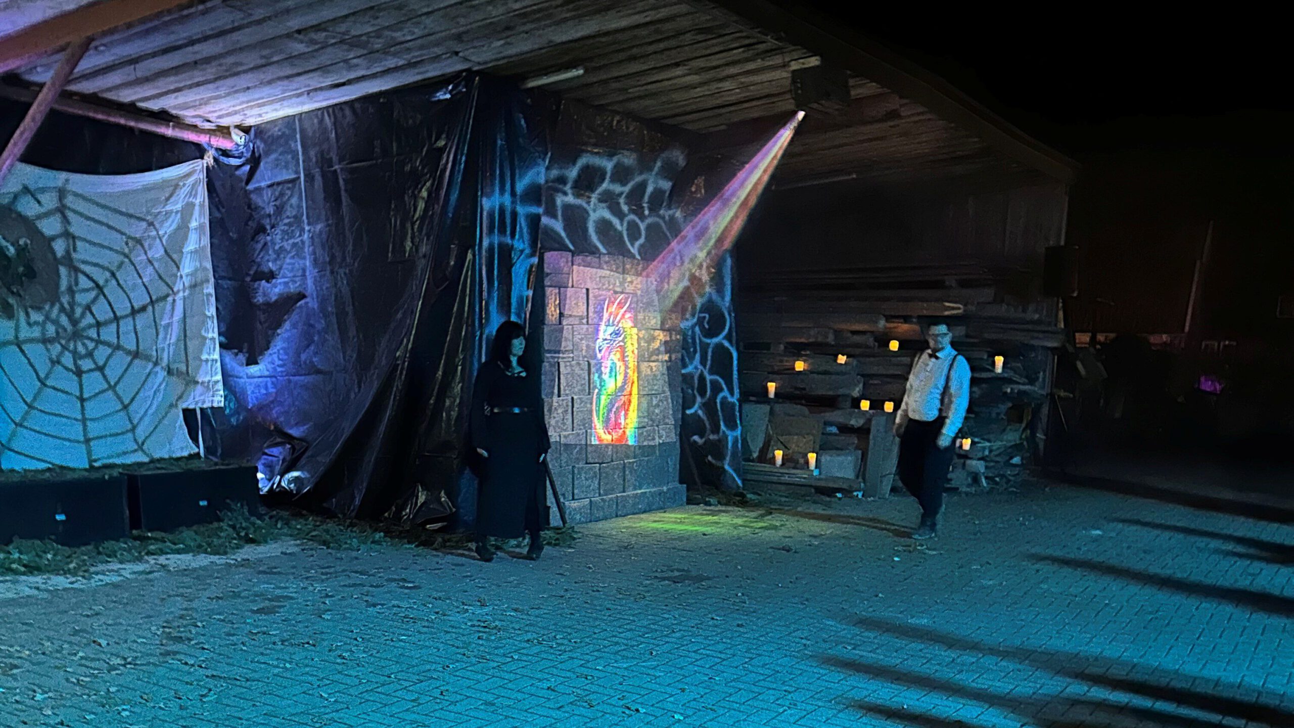 Theatralische Szene mit Piratenbraut, Spinnennetzen und bunter Lichtinstallation beim Hof des Grauens.