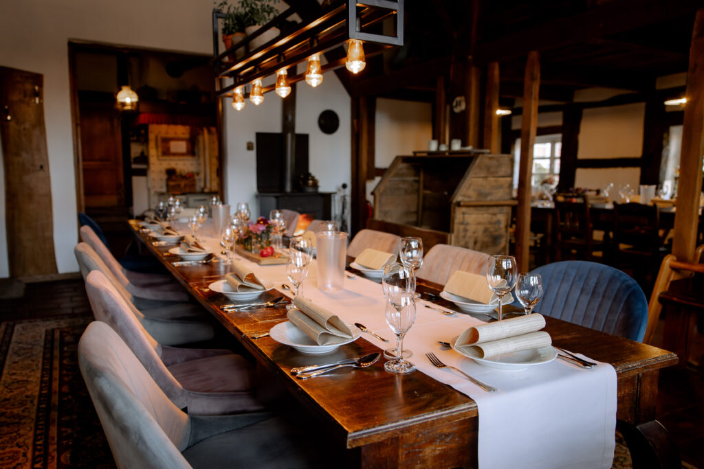 Festlich gedeckter Tisch im urigen Hofcafé auf dem Bussjans Hof - stimmungsvolles Ambiente für Feiern, Familienfeste und gesellige Runden.