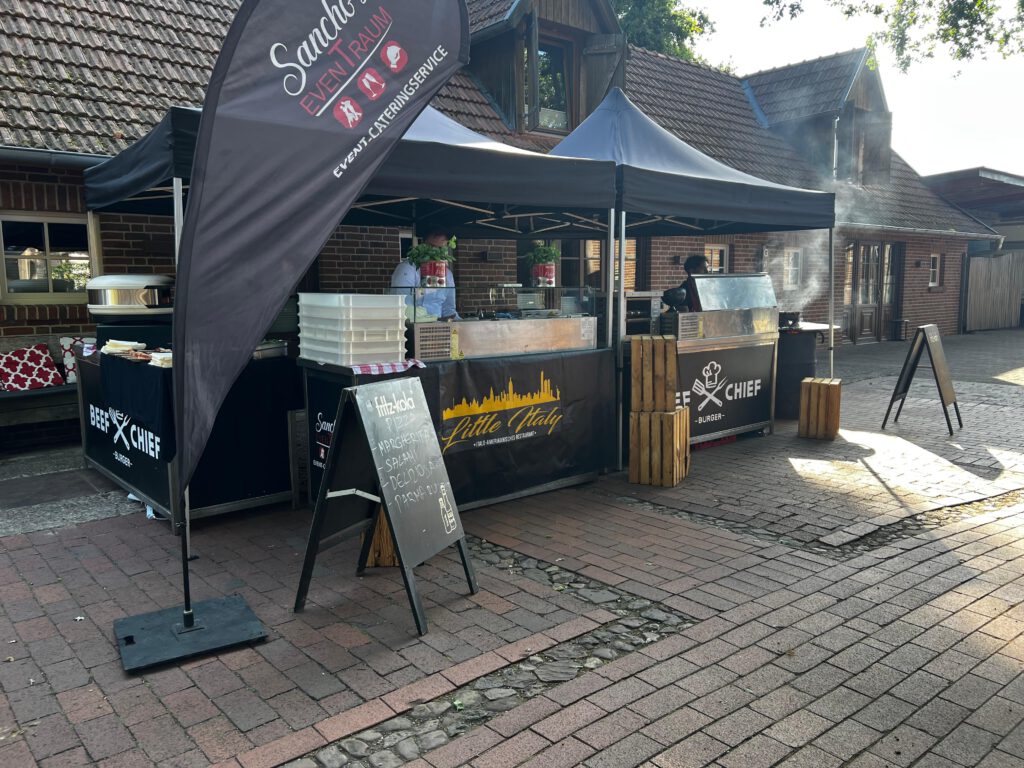 Streetfood mit Zelten und Pizzastation bei der Eventlocation auf dem Bussjans Hof